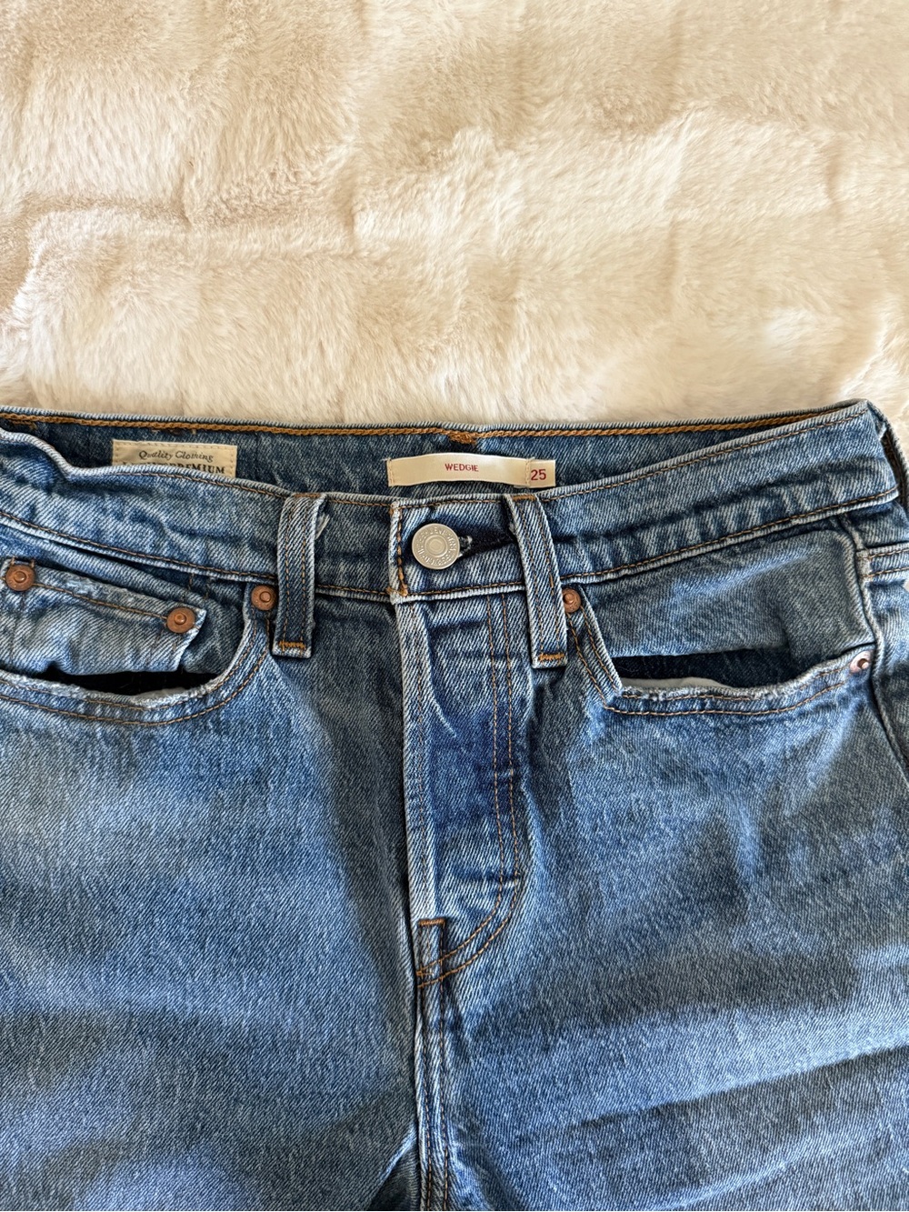 Levi’s Wedgie Icon fit jeans in wash These Dreams